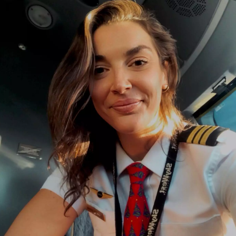 CC112（268张图+13个视频）欧美美女飞机师套图素材_美国女副机长生活照，爱运动和社交，视频